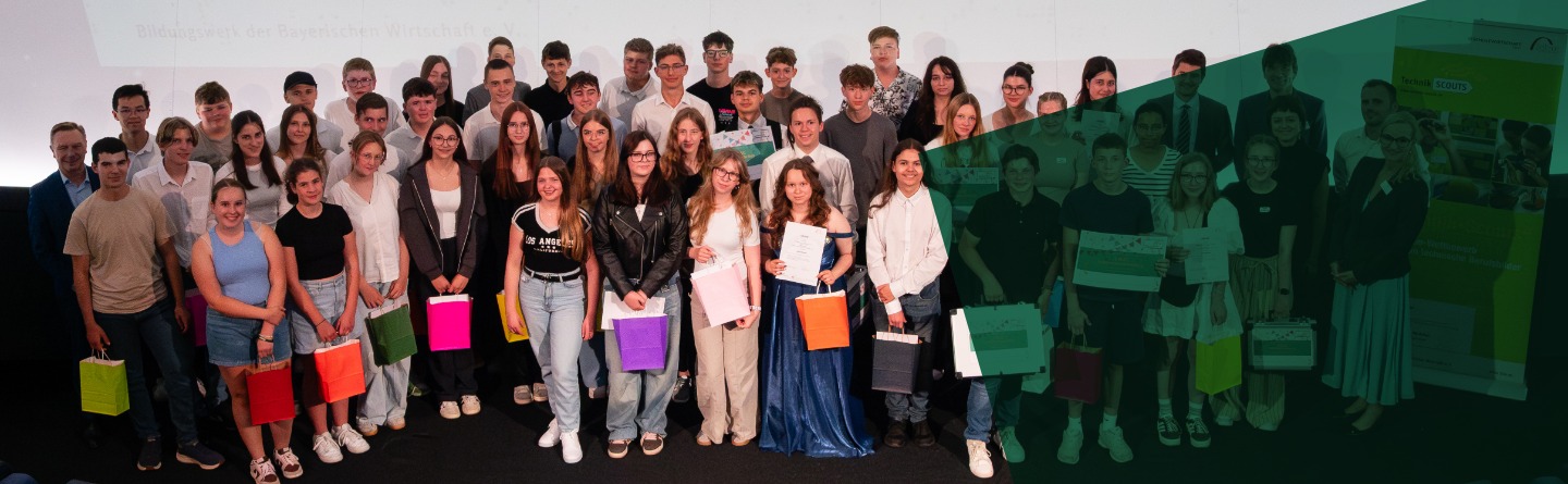 Eine Gruppe von Schülern und Erwachsenen, die Plakate in der Hand halten und für ein Foto posieren.