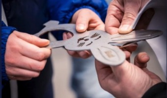 Beitrag des Konstruktionsmechanikers Das Bild zeigt mehrere Hände, die eine Metallform in Form eines Hasen halten.