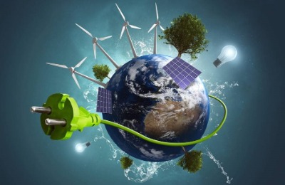 Beitrag Elektroniker Das Bild zeigt die Erde, umgeben von Symbolen erneuerbarer Energien wie Windrädern, Solarmodulen und einem grünen Stromstecker, als Zeichen für nachhaltige Energie und Umweltschutz.