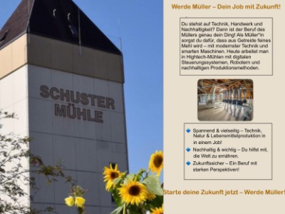 Das Bild zeigt links das Gebäude der „Schuster Mühle“ mit Sonnenblumen im Vordergrund, während rechts eine Infotafel den Beruf der Müllerin bzw. des Müllers mit kurzen Texten und einem Foto aus der Produktion vorstellt.