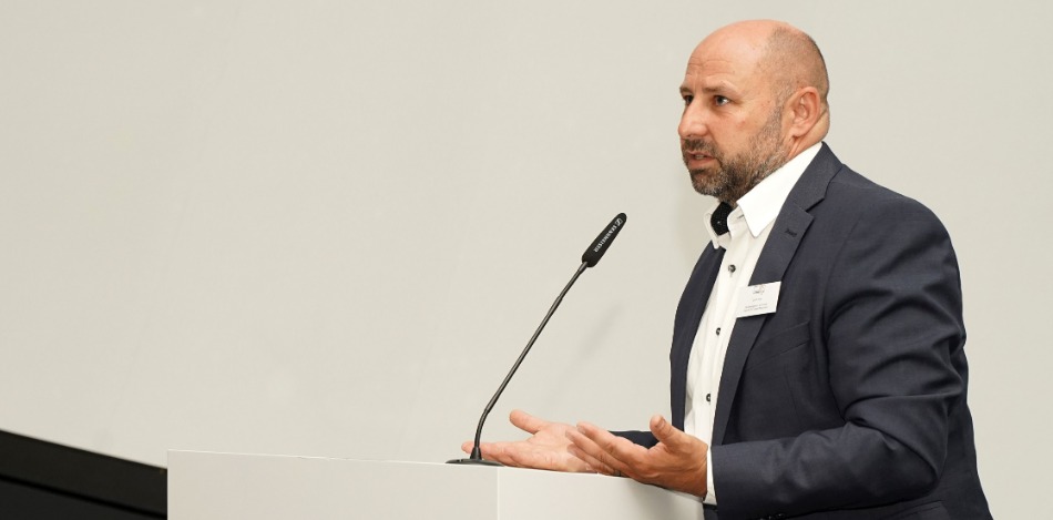 Abschlussveranstaltung 2023 Ein Mann, der an einem Rednerpult steht und in ein Mikrofon spricht