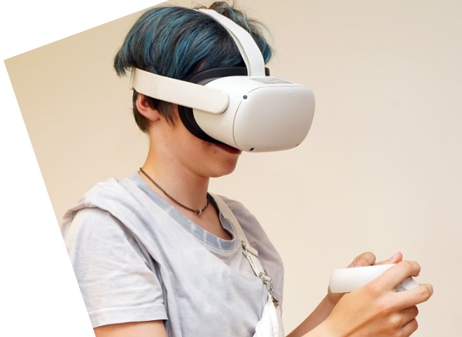 Abschlussveranstaltung 2023 Ein Mädchen, das eine Virtual Reality Brille trägt und einen Controller in der Hand hält