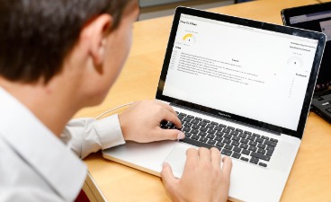 Technik-Scouts 2018 Ein Junge, der von der Seite zu sehen ist und an einem Laptop tippt